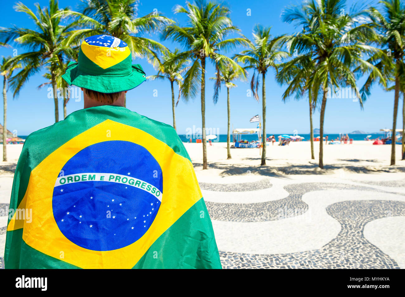 Fier Drapeau Brésilien à Regalia Debout Devant La Plage De