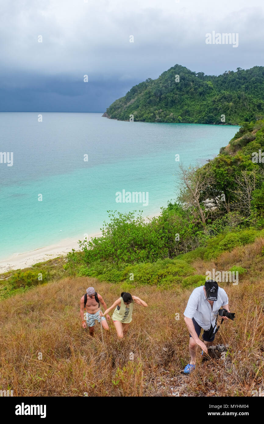 30 avril 2018 - L'archipel de Myeik, Myanmar. Les visiteurs et des mains d'une forte pente à un point de vue de l'île. Banque D'Images