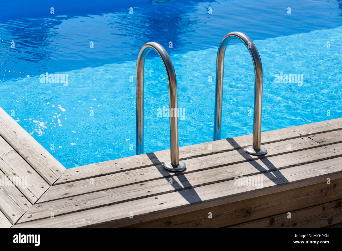 Escaliers en acier de bain piscine skimmer piscine bleu, plancher en bois Banque D'Images
