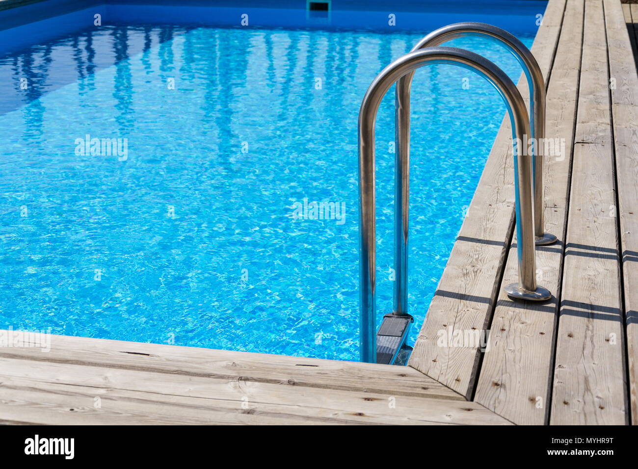 Escaliers en acier de bain piscine skimmer piscine bleu, plancher en bois Banque D'Images
