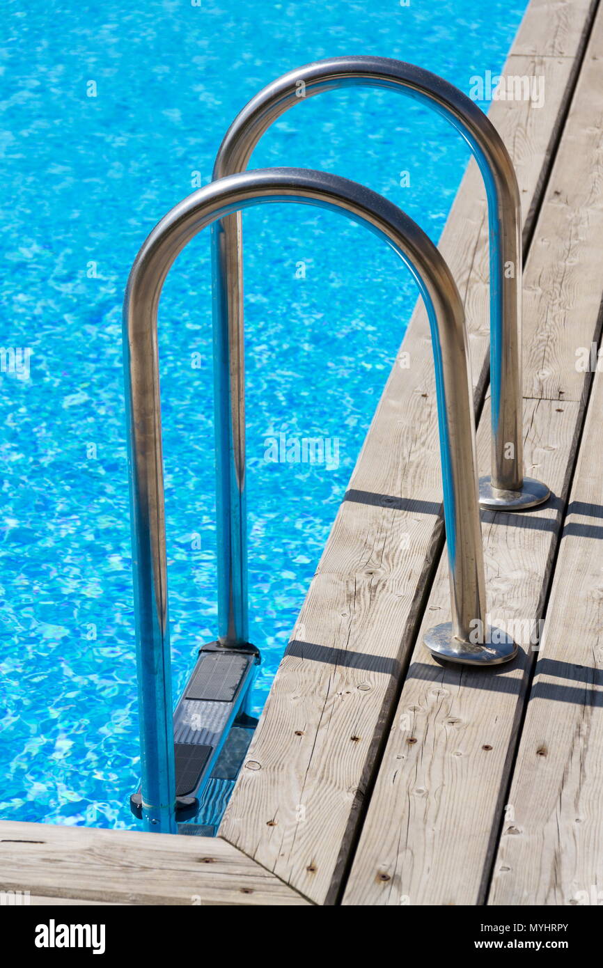 Escaliers en acier de bain piscine skimmer piscine bleu, plancher en bois Banque D'Images