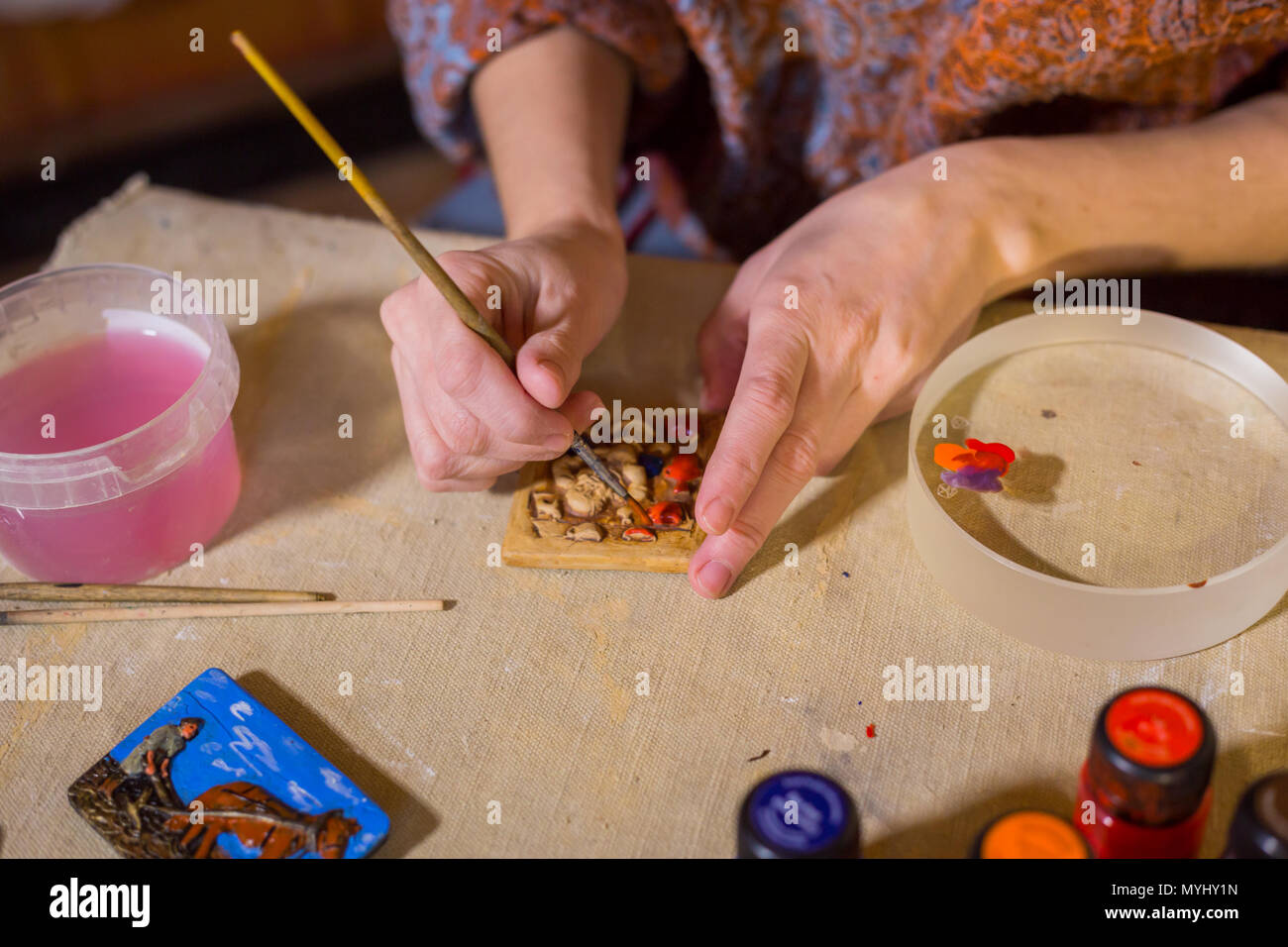 Femme professionnelle potter, décorateur céramique peinture aimant de réfrigérateur de souvenirs en atelier de poterie, studio. Artisanat, art et concept fait main Banque D'Images