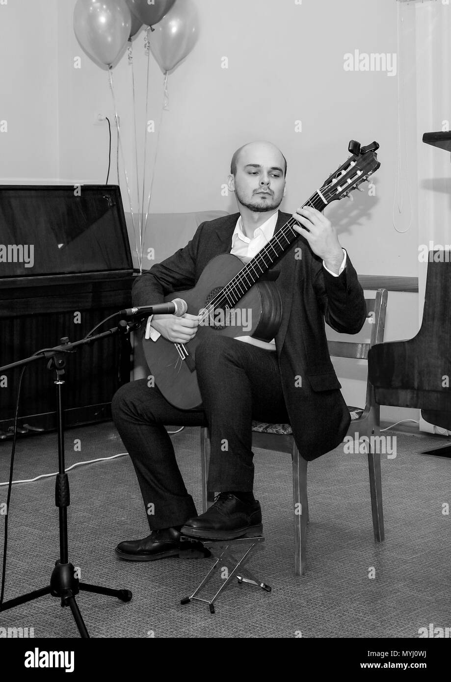 Photo en noir et blanc. Le musicien joue de la guitare. Banque D'Images