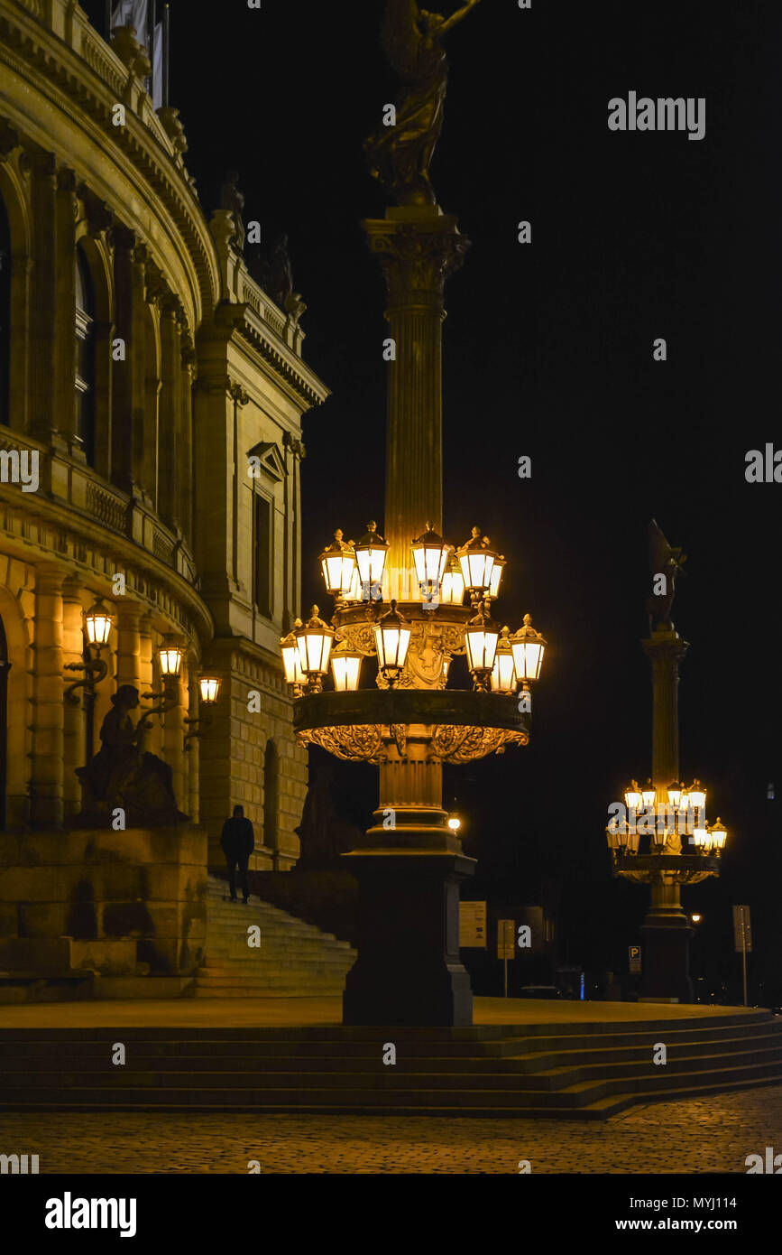 Vintage lampe à gaz rue posts à Prague avant le Rudolfinum - Orchestre Philharmonique Tchèque Banque D'Images