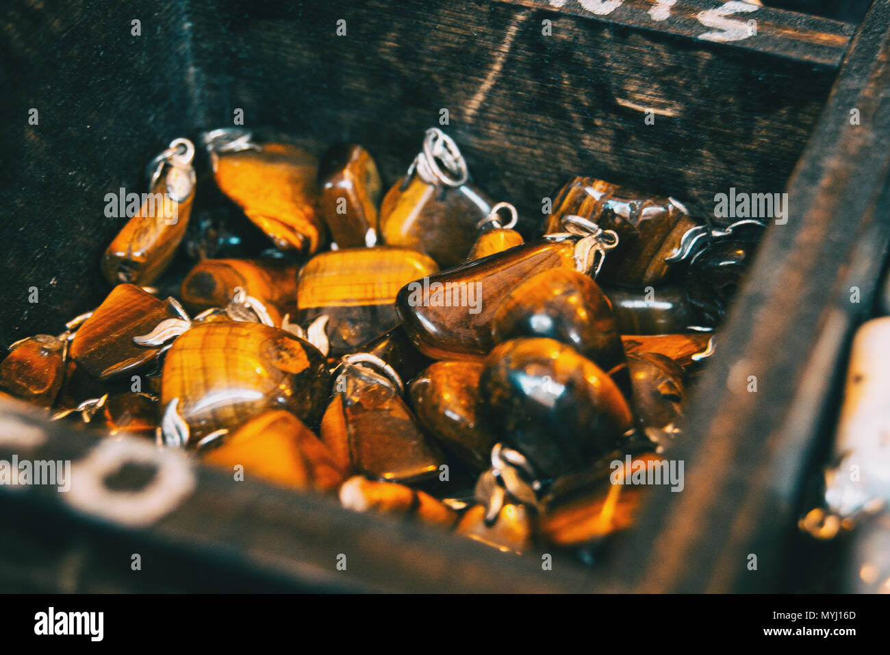 L'oeil de tigre pendentifs minéraux pour faire Banque D'Images