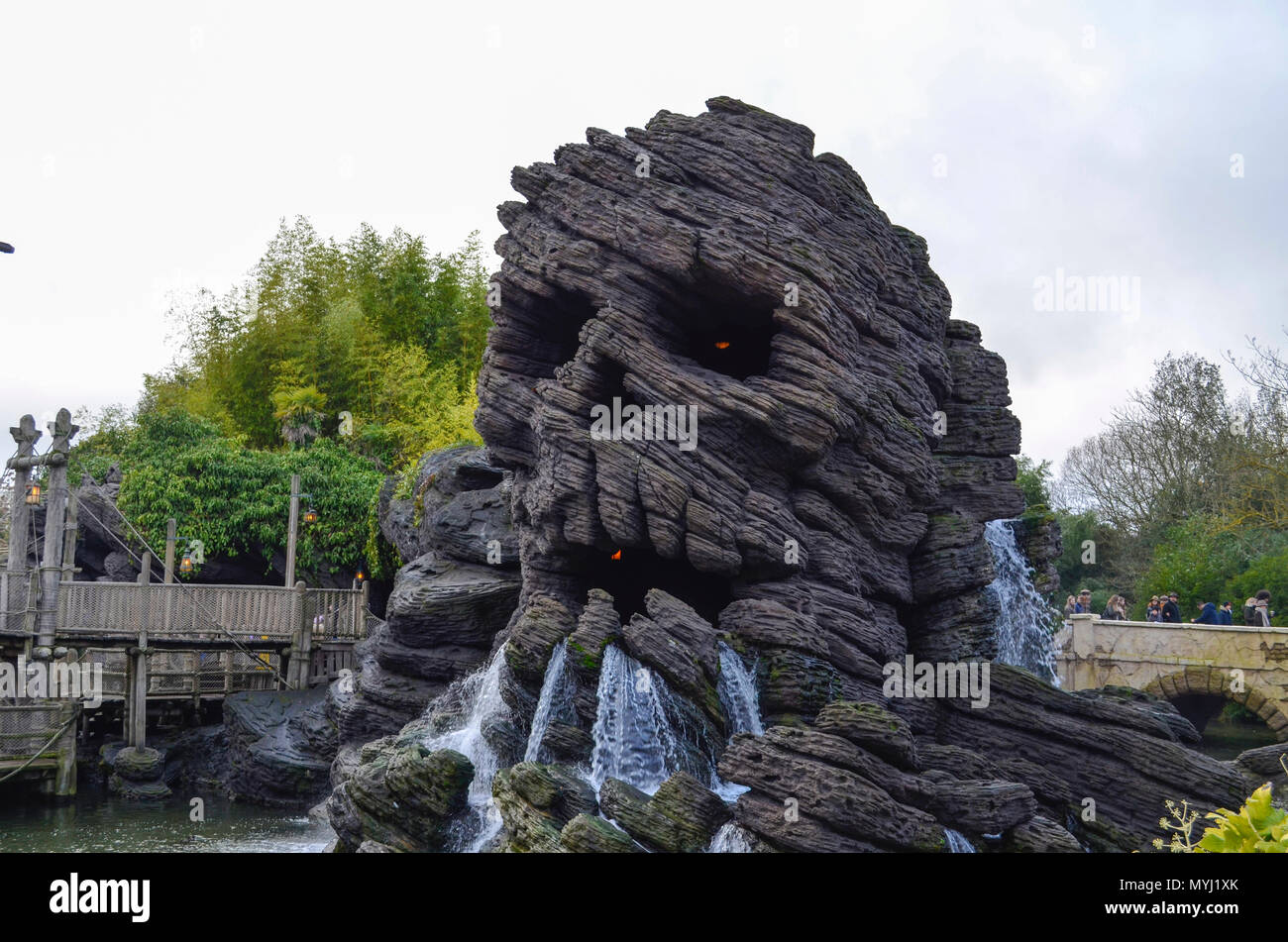 Fontaine de squelette dans Disneyland Paris. Banque D'Images