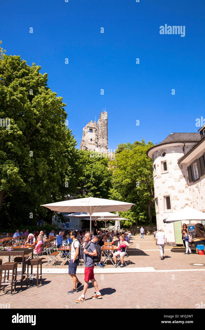 L'Europe, Allemagne, Bonn, Siebengebirge, ruine du château à la montagne Drachenfels, terrasse de restaurant. Europa, Deutschland, Siebengebirge Banque D'Images