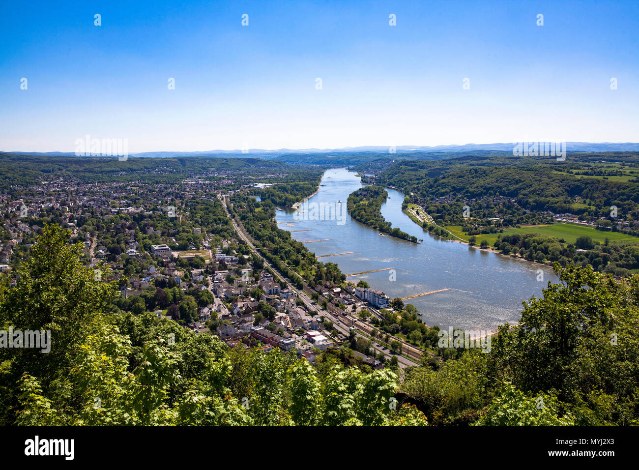 L'Allemagne, de la vue, des Siebengebirge Drachenfels montagne à Koenigswinter au Rhin, vue vers le sud, l'île Nonnenwerth. Deutschland, S Banque D'Images