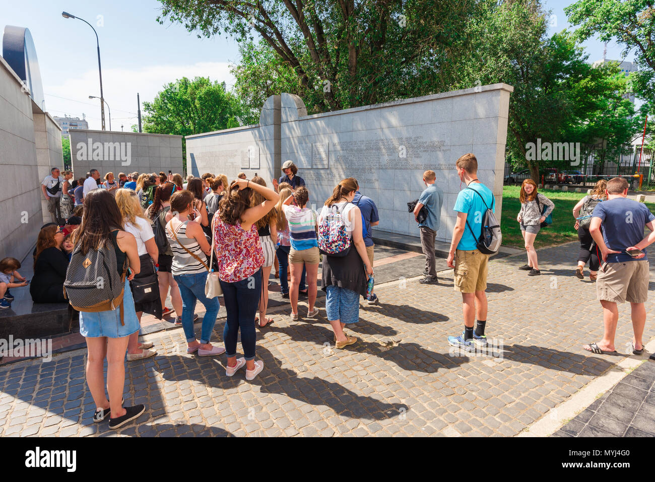 Umschlagplatz Varsovie, les étudiants sont à l'Umschlagplatz monument, ancien terminus ferroviaire de guerre utilisé par les Nazis pour le transport des Juifs de Varsovie. Banque D'Images