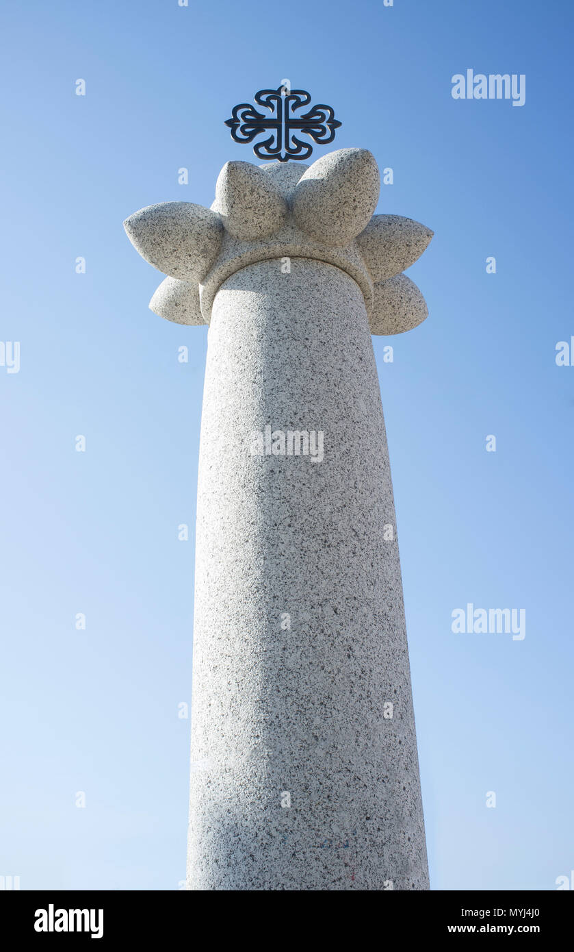 Monolithe de granit ou pilori avec Calatrava Orden Croix sur le dessus. Saceruela, Espagne Banque D'Images Monolithe de granit ou pilori avec Calatrava Orden Croix sur le dessus. Saceruela, Espagne Banque D'Images