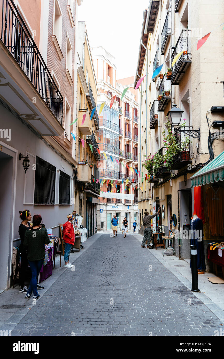 Madrid, Espagne - juin 2, 2018 : avis de marché aux puces de Lavapiés à Madrid. Il a été longtemps considéré comme le quartier le plus typique de Madrid Banque D'Images