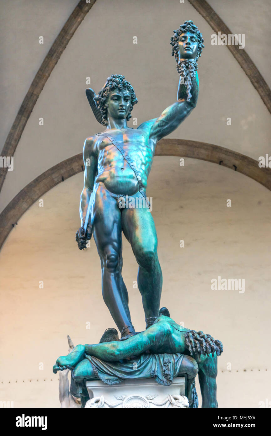 Perseus Statue Medusa Loggia dei Lanza Piazza della Signoria Florence Toscane Italie. Statue de Persée créé 1500s par Benvenuto Cellini. Banque D'Images