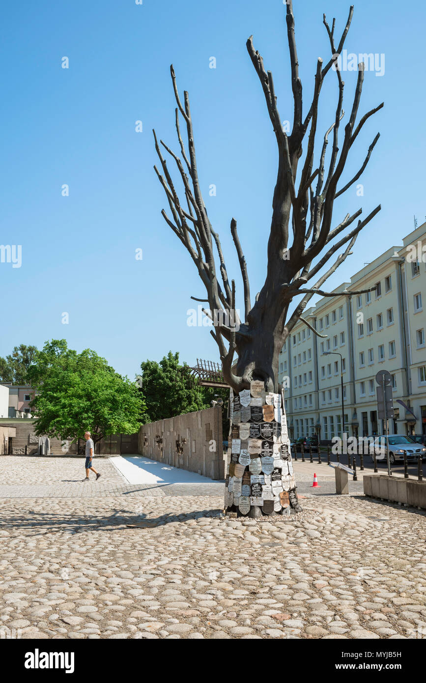 Le Musée de la prison Pawiak de Varsovie, vue de l'arbre commémoratif couverts de médaillons portant les noms des victimes polonaises de l'emprisonnement et la torture. Banque D'Images