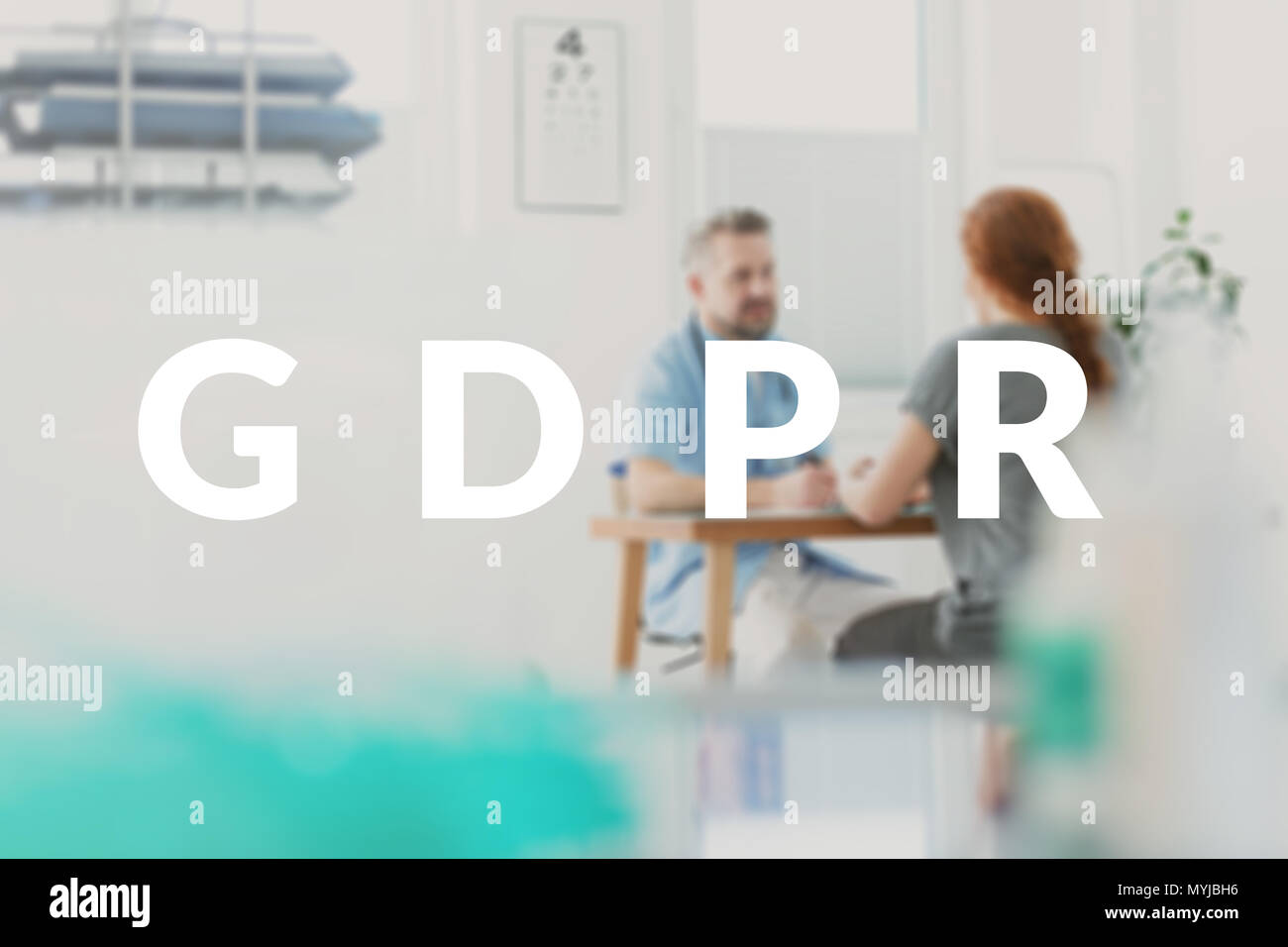 Dans le bureau du médecin PIBR concept. Chirurgien parle à son patient à propos de la politique de protection des données personnelles dans l'hôpital. Photo floue Banque D'Images