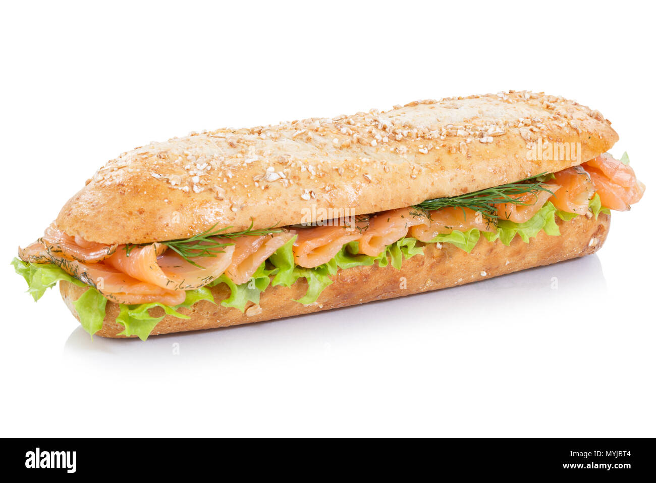 Sous la baguette de grains entiers sandwich au saumon fumé poisson isolé sur fond blanc Banque D'Images