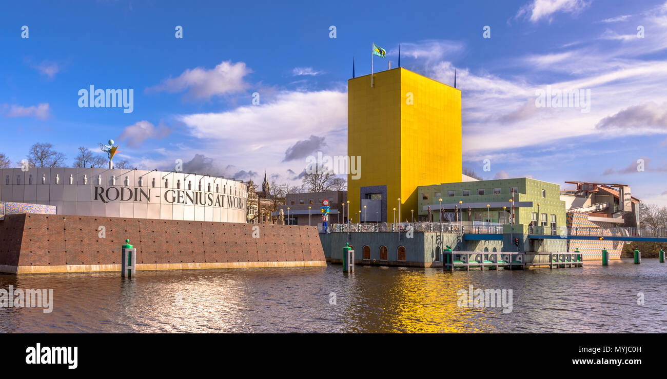 GRONINGEN, Pays-Bas, le 17 mars 2017 : Groningen Museum architecture postmoderne panorama grand angle aux beaux jours de printemps Banque D'Images