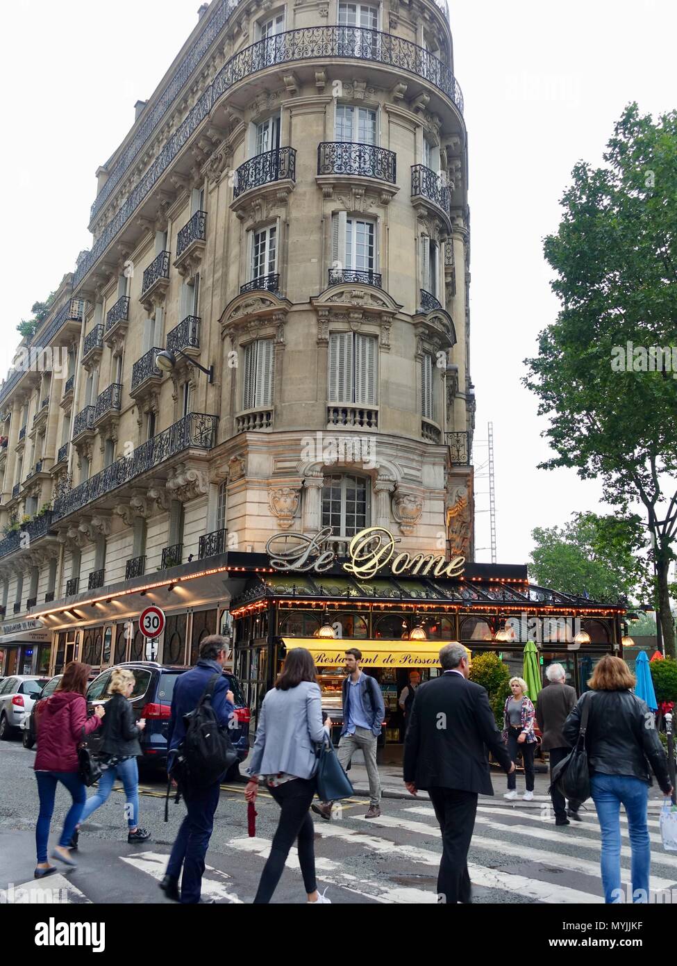 Les gens qui marchent devant le restaurant Dome, Montparnasse, Paris, France Banque D'Images