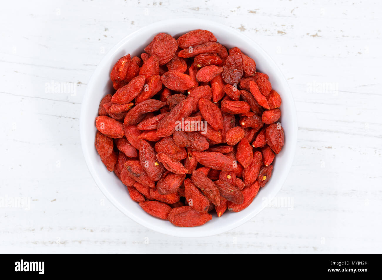 Les baies de Goji Berry de bol au-dessus de bois bois Banque D'Images