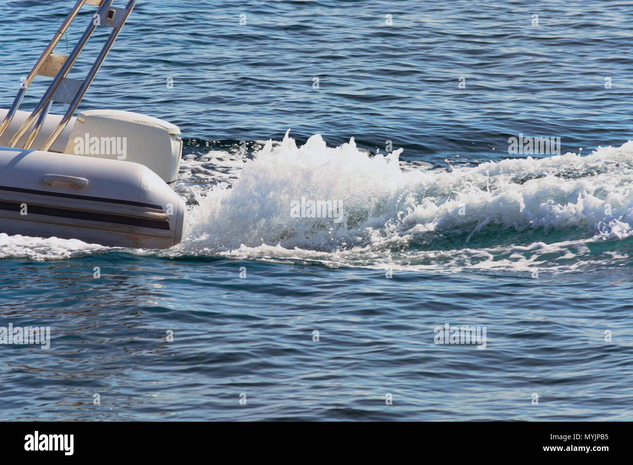 Dans Außenboard Schlauchboot mit voller Fahrt Moteur Banque D'Images