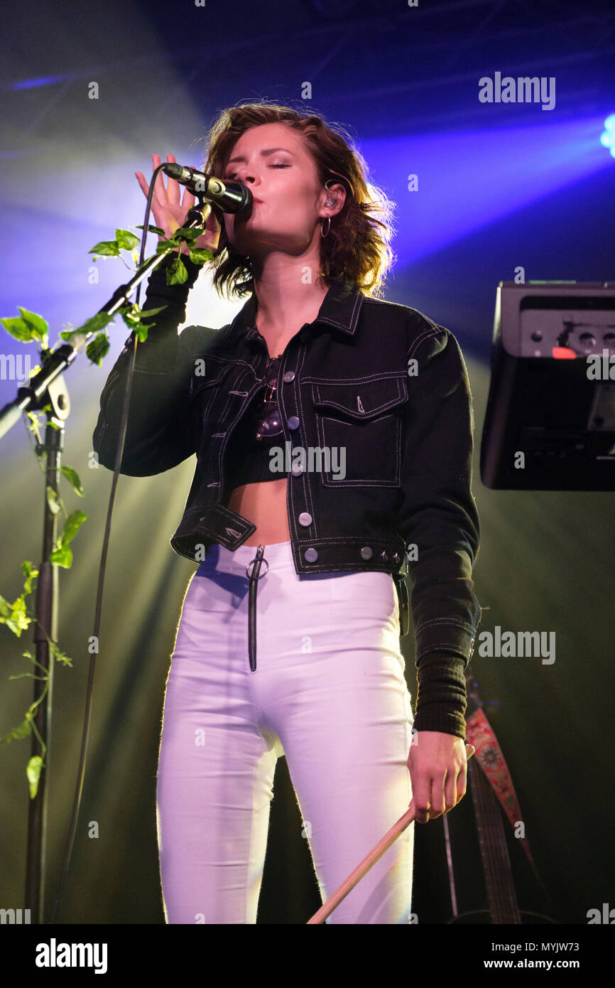 Nina Nesbitt se produiront au Festival Wychwood, Cheltenham, UK. 1 juin 2018 Banque D'Images