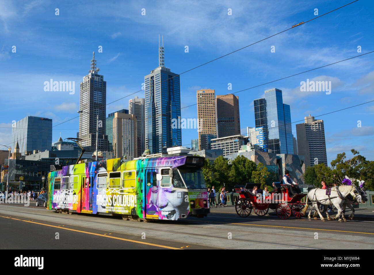 Cityscape CBD de Melbourne avec le tram, à cheval et en calèche, en face de la place de la Fédération, de l'Australie Banque D'Images