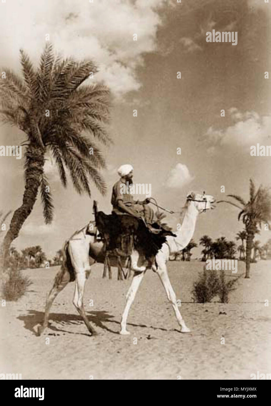 . Kazimierz Nowak sur un dromader. La photo prise par Kazimierz Nowak (1897-1937) lors de son voyage en Afrique - un voyageur polonais, correspondant et photographe. Probablement le premier homme dans le monde qui ont traversé l'Afrique du Nord au Sud et du sud au nord (de 1931 à 1936 ; à pied, à vélo et en canoë). environ sur 1931-36. probablement Kazimierz Nowak (selftimer) ou d'un auteur inconnu 294 Kazimierz Nowak sur dromader Banque D'Images