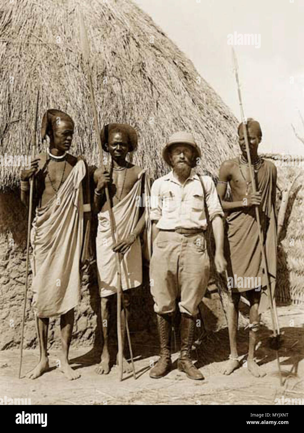 . Kazimierz Nowak among African wariors. La photo prise par Kazimierz Nowak (1897-1937, l'auteur est sur la photo, prise probablement par un retardateur) lors de son voyage en Afrique - un voyageur polonais, correspondant et photographe. Probablement le premier homme dans le monde qui ont traversé l'Afrique du Nord au Sud et du sud au nord (de 1931 à 1936 ; à pied, à vélo et en canoë). environ sur 1931-36. probablement Kazimierz Nowak ou d'un auteur inconnu 37 Among African wariors Banque D'Images