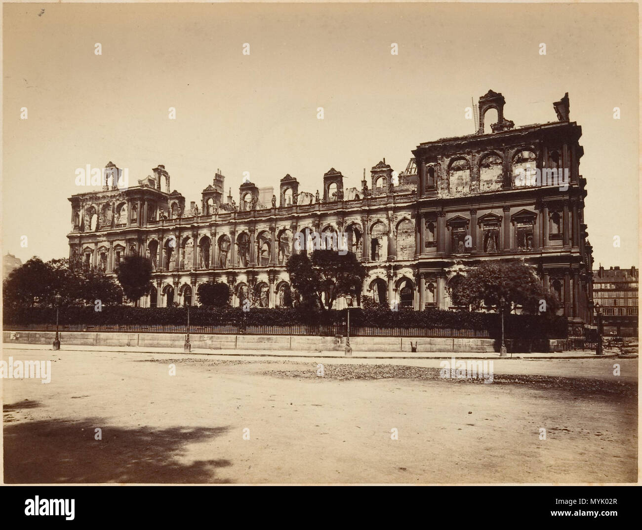 . Anglais : Les ruines de Paris et de ses environs 1870-1871 : 100 Photographies : Premier Volume. Par A. Liébert, texte par Alfred d'Aunay. Auteur : Alfred d'Aunay (Français) Date : 1870-71 Médium : Épreuve épreuves à partir de négatifs sur verre Dimensions : env. : Images 19 x 25 cm (7 1/2 x 9 13/16 in.), ou les supports de marche arrière : 32,8 x 41,3 cm (12 15/16 x 16 1/4 in.), ou l'inverse de la ligne de crédit Classification : Albums : Joyce F. Menschel Fonds Bibliothèque Photographie 2007 NUMÉRO D'ACCESSION : 2007.454.1.1-.33 . 1870-71. Alphonse Liébert J. (Français, 1827-1913) 321 Les ruines de Paris et de ses environs, 1870-1871 Banque D'Images