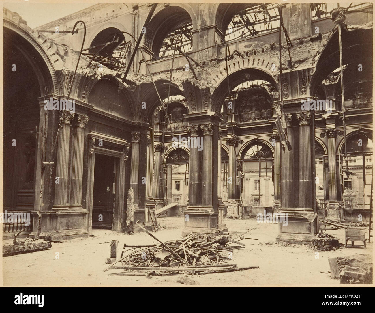 . Anglais : Les ruines de Paris et de ses environs 1870-1871 : 100 Photographies : Premier Volume. Par A. Liébert, texte par Alfred d'Aunay. Auteur : Alfred d'Aunay (Français) Date : 1870-71 Médium : Épreuve épreuves à partir de négatifs sur verre Dimensions : env. : Images 19 x 25 cm (7 1/2 x 9 13/16 in.), ou les supports de marche arrière : 32,8 x 41,3 cm (12 15/16 x 16 1/4 in.), ou l'inverse de la ligne de crédit Classification : Albums : Joyce F. Menschel Fonds Bibliothèque Photographie 2007 NUMÉRO D'ACCESSION : 2007.454.1.1-.33 . 1870-71. Alphonse Liébert J. (Français, 1827-1913) 321 Les ruines de Paris et de ses environs, 1870-1871 Banque D'Images