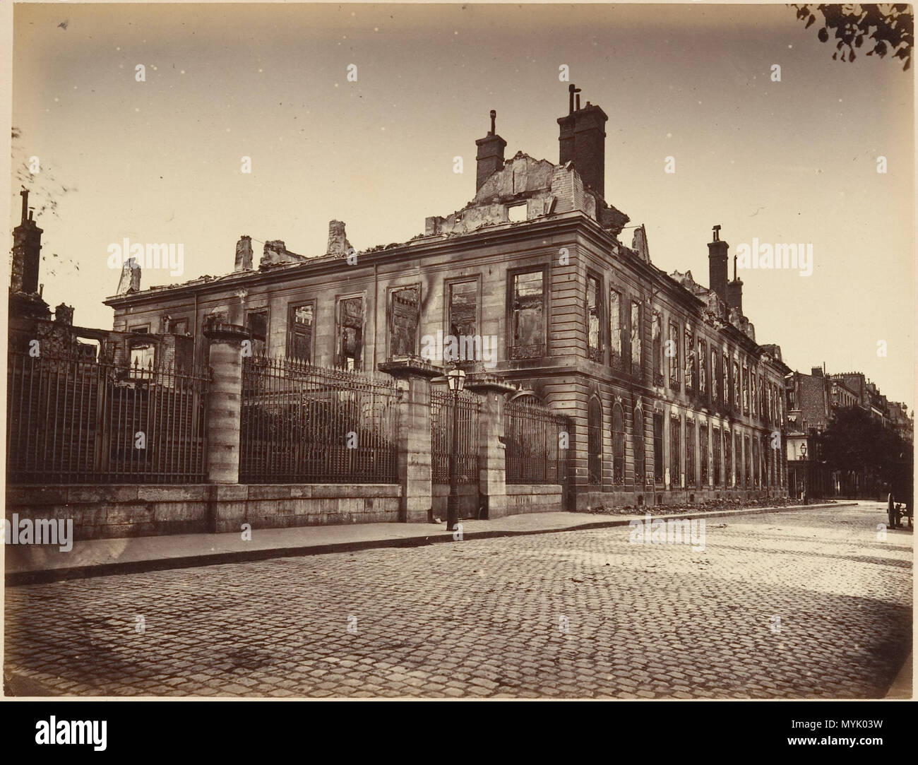 . Anglais : Les ruines de Paris et de ses environs 1870-1871 : 100 Photographies : Premier Volume. Par A. Liébert, texte par Alfred d'Aunay. Auteur : Alfred d'Aunay (Français) Date : 1870-71 Médium : Épreuve épreuves à partir de négatifs sur verre Dimensions : env. : Images 19 x 25 cm (7 1/2 x 9 13/16 in.), ou les supports de marche arrière : 32,8 x 41,3 cm (12 15/16 x 16 1/4 in.), ou l'inverse de la ligne de crédit Classification : Albums : Joyce F. Menschel Fonds Bibliothèque Photographie 2007 NUMÉRO D'ACCESSION : 2007.454.1.1-.33 . 1870-71. Alphonse Liébert J. (Français, 1827-1913) 321 Les ruines de Paris et de ses environs, 1870-1871 Banque D'Images