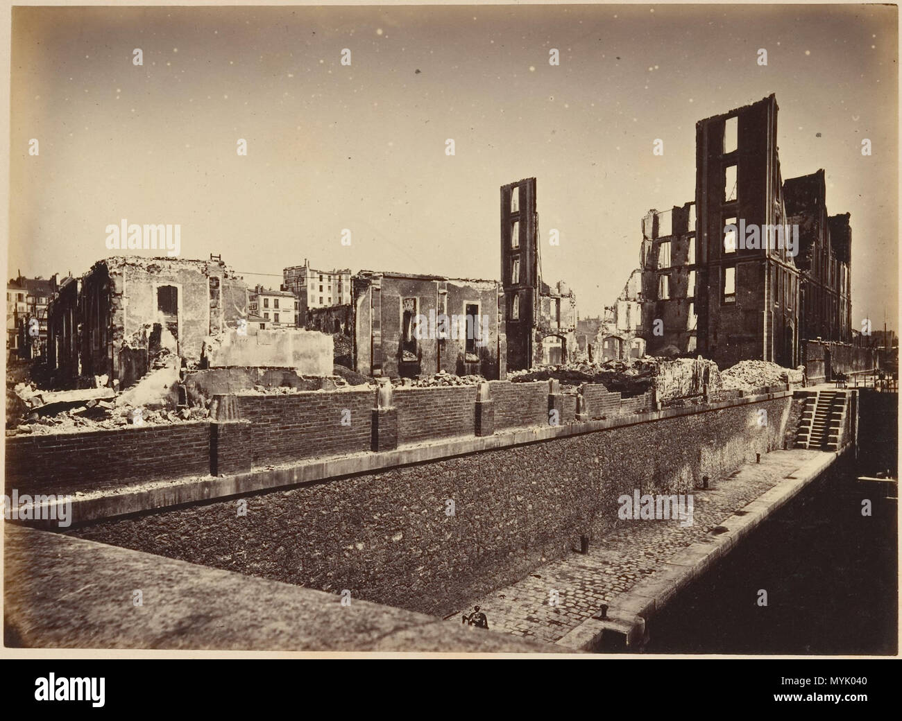 . Anglais : Les ruines de Paris et de ses environs 1870-1871 : 100 Photographies : Premier Volume. Par A. Liébert, texte par Alfred d'Aunay. Auteur : Alfred d'Aunay (Français) Date : 1870-71 Médium : Épreuve épreuves à partir de négatifs sur verre Dimensions : env. : Images 19 x 25 cm (7 1/2 x 9 13/16 in.), ou les supports de marche arrière : 32,8 x 41,3 cm (12 15/16 x 16 1/4 in.), ou l'inverse de la ligne de crédit Classification : Albums : Joyce F. Menschel Fonds Bibliothèque Photographie 2007 NUMÉRO D'ACCESSION : 2007.454.1.1-.33 . 1870-71. Alphonse Liébert J. (Français, 1827-1913) 321 Les ruines de Paris et de ses environs, 1870-1871 Banque D'Images