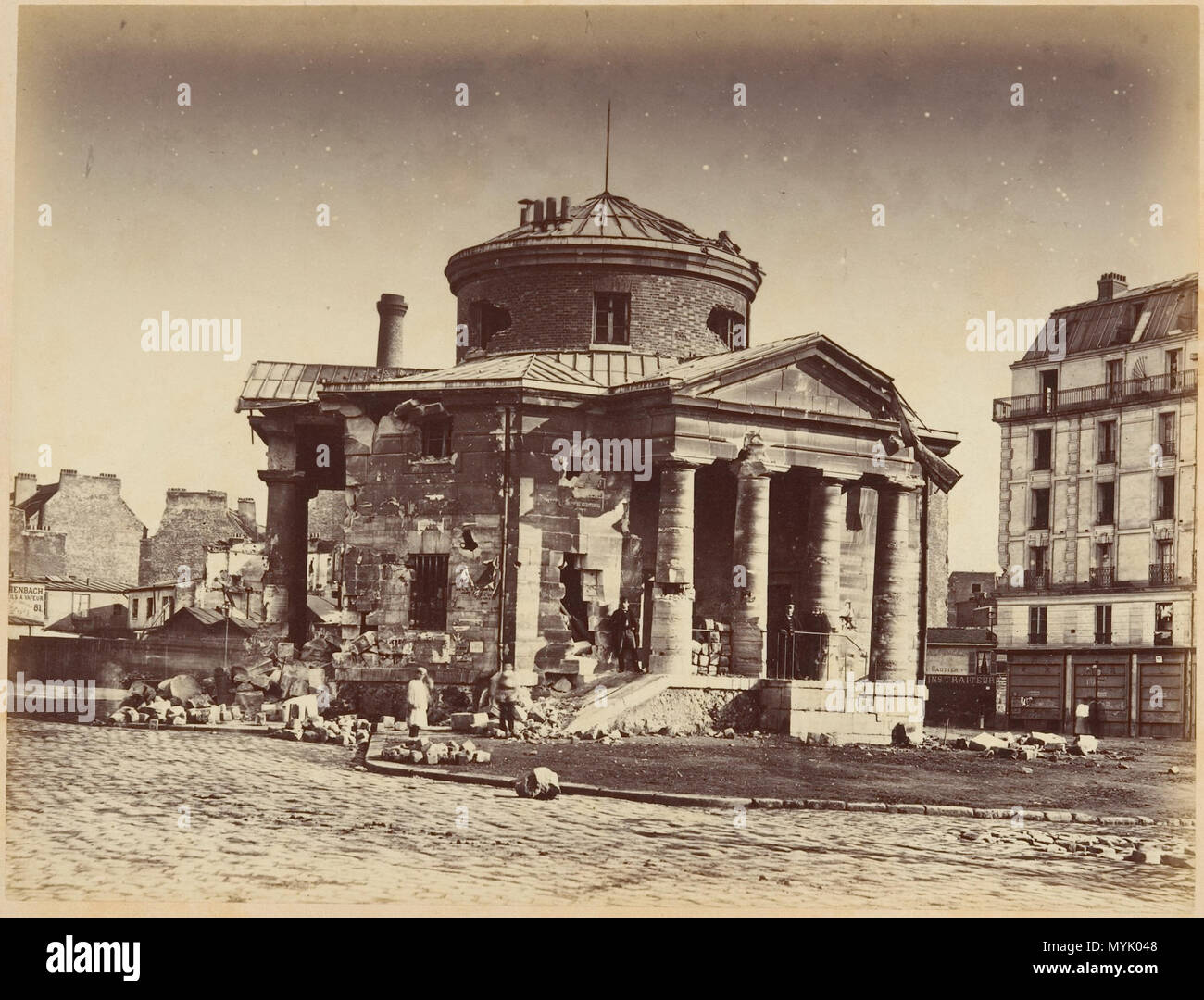 . Anglais : Les ruines de Paris et de ses environs 1870-1871 : 100 Photographies : Premier Volume. Par A. Liébert, texte par Alfred d'Aunay. Auteur : Alfred d'Aunay (Français) Date : 1870-71 Médium : Épreuve épreuves à partir de négatifs sur verre Dimensions : env. : Images 19 x 25 cm (7 1/2 x 9 13/16 in.), ou les supports de marche arrière : 32,8 x 41,3 cm (12 15/16 x 16 1/4 in.), ou l'inverse de la ligne de crédit Classification : Albums : Joyce F. Menschel Fonds Bibliothèque Photographie 2007 NUMÉRO D'ACCESSION : 2007.454.1.1-.33 . 1870-71. Alphonse Liébert J. (Français, 1827-1913) 321 Les ruines de Paris et de ses environs, 1870-1871 Banque D'Images