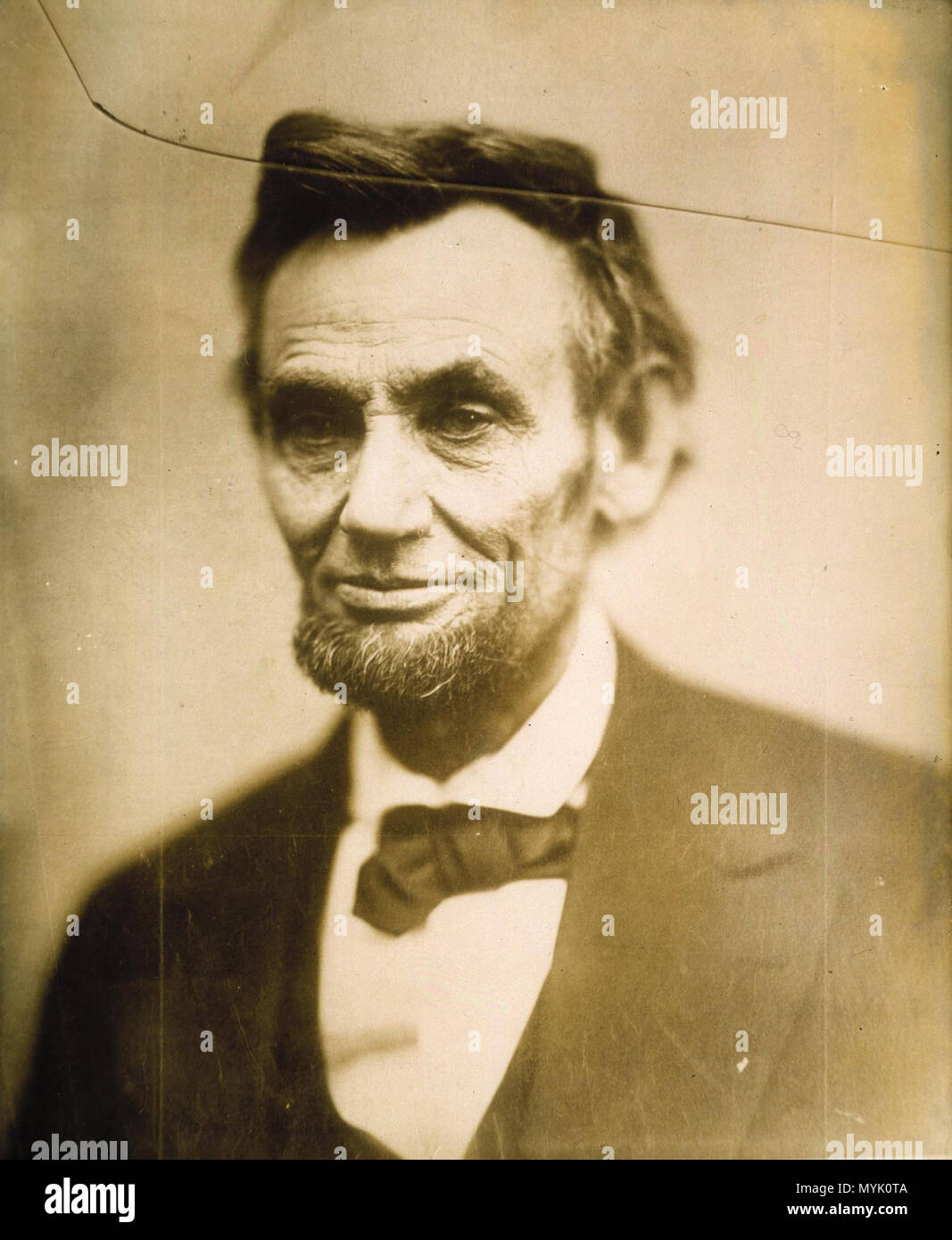 . Anglais : La dernière pose officielle d'Abraham Lincoln . Anglais : Le Dimanche, 5 février, 1865, à Gardner's Gallery de Washington DC, Alexander Gardner a pris plusieurs photos à objectif multiple du Président. Avant cette session s'est terminée, Gardner a demandé au président pour une dernière pose. Il déplaça son appareil photo et a pris une photographie de la tête de Lincoln, les épaules et la poitrine. La mystérieusement sur plaque de verre fêlé. Il s'est soigneusement Gardner pour sa pièce sombre et a été en mesure de faire une impression, avec un inquiétant crack à travers le visage de Lincoln, avant qu'il a éclaté et a été complètement éliminé. Cette estampe, connu un Banque D'Images