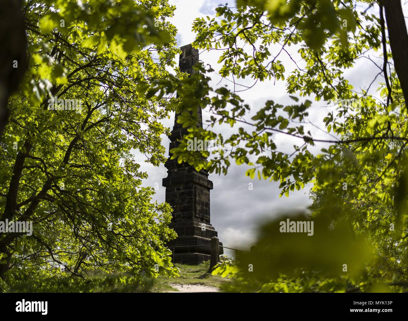 30.04.2018, l'Allemagne, Porschdorf : Le Wettin-Obelisk sur Lilienstein Mountain dans le Parc National de la Suisse saxonne. Dans le monde d'utilisation | Banque D'Images