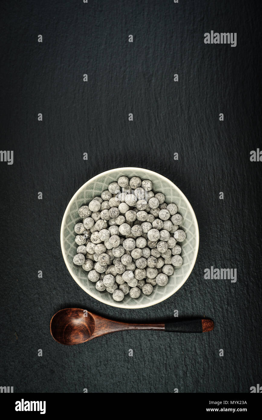 Matières perles de tapioca en plaque sur fond d'ardoise noire. Pour bubble tea concepts. Banque D'Images