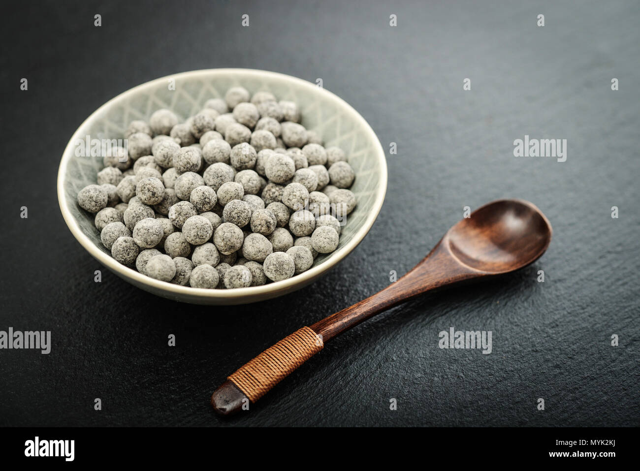 Matières perles de tapioca en plaque sur fond d'ardoise noire. Pour bubble tea concepts. Banque D'Images
