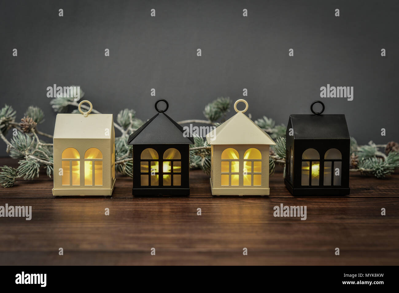 Rangee De Lanternes Decoratives En Forme De Petites Maisons