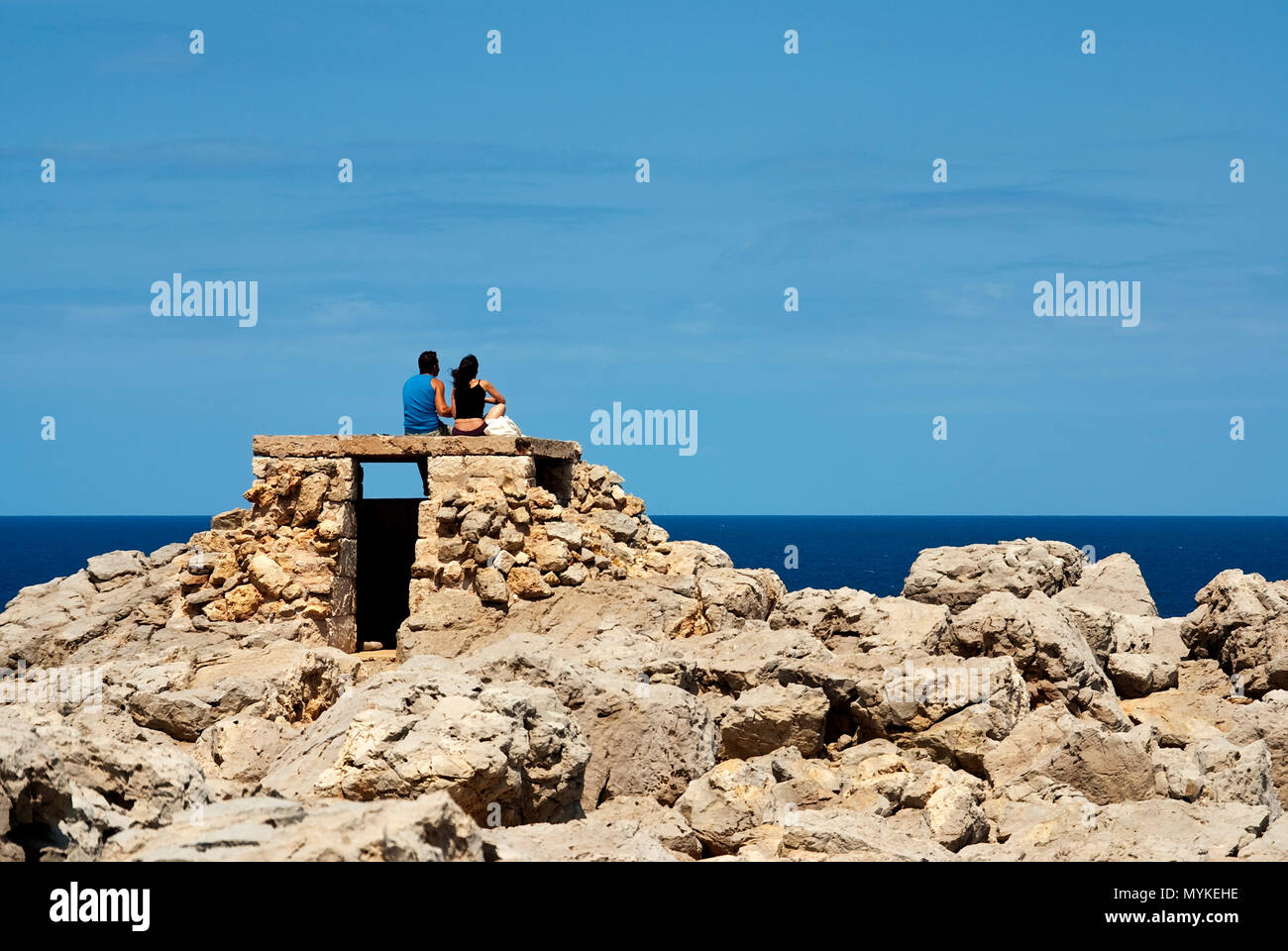 Quelques relaximg et profitant de la vue sur la mer. Banque D'Images