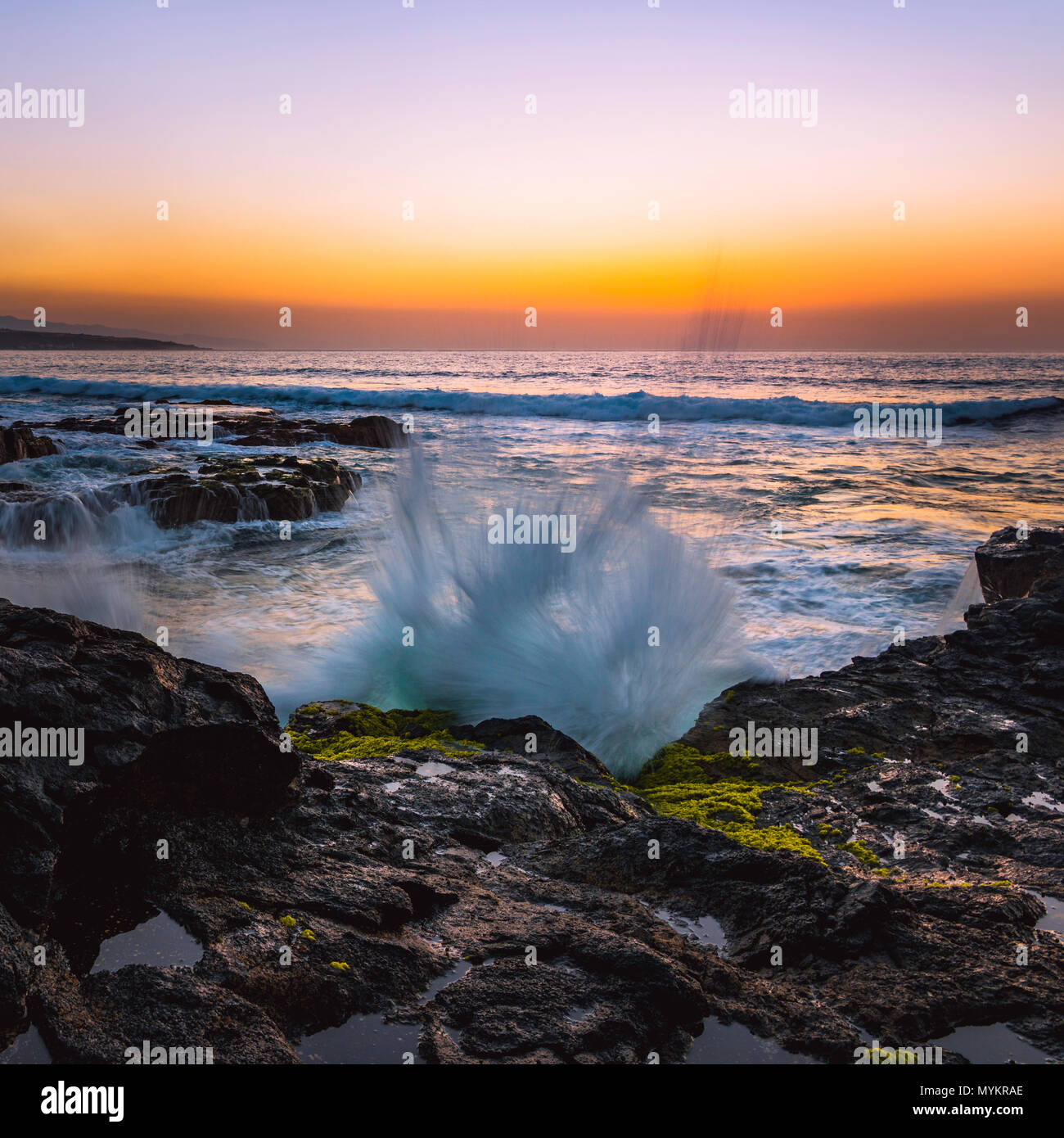 Vagues, surfez sur côte rocheuse au coucher du soleil, Punta del Hidalgo, Océan Atlantique, Tenerife, Canaries, Espagne Banque D'Images