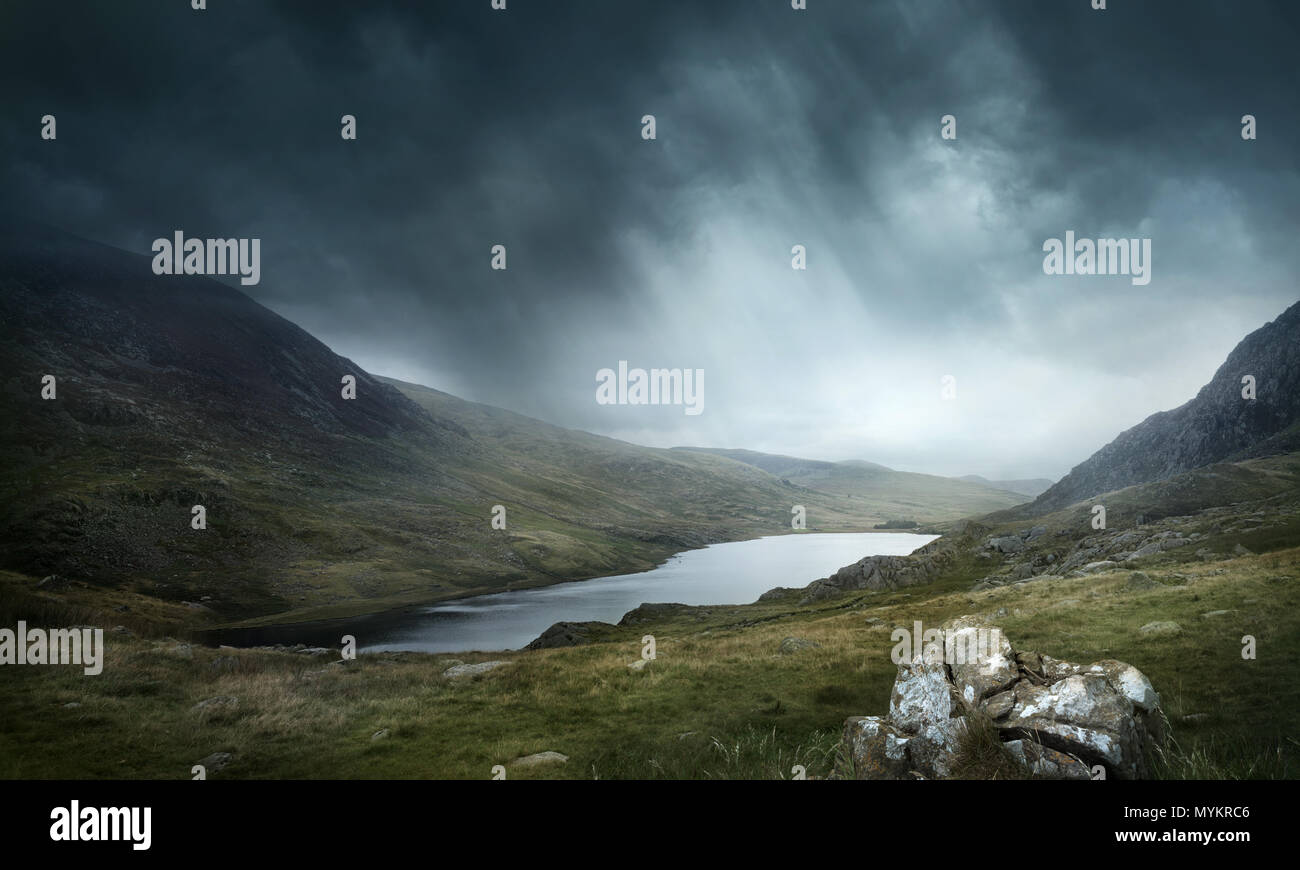 Un lieu de mythes et légendes. Météo sauvage et du terrain font de bonnes aventures. Paysage de montagnes et de lacs. Photo composite. Banque D'Images