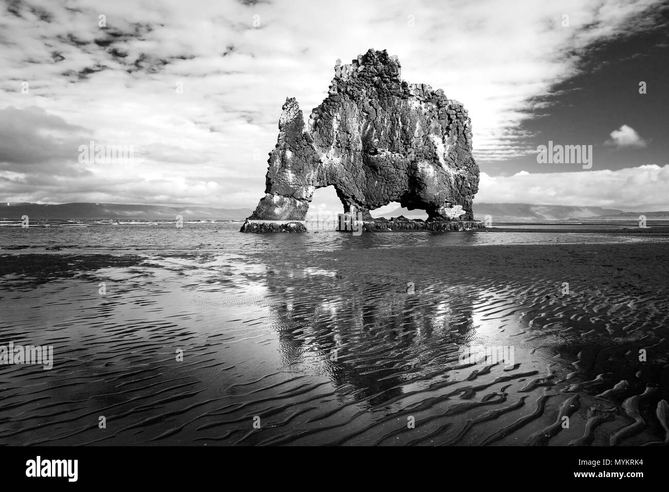 Hvitserkur rock formation à marée basse, monochrome, Péninsule de Vatnsnes Vatnsnes, Europe, vestra, au nord-ouest de l'Islande, Islande Banque D'Images