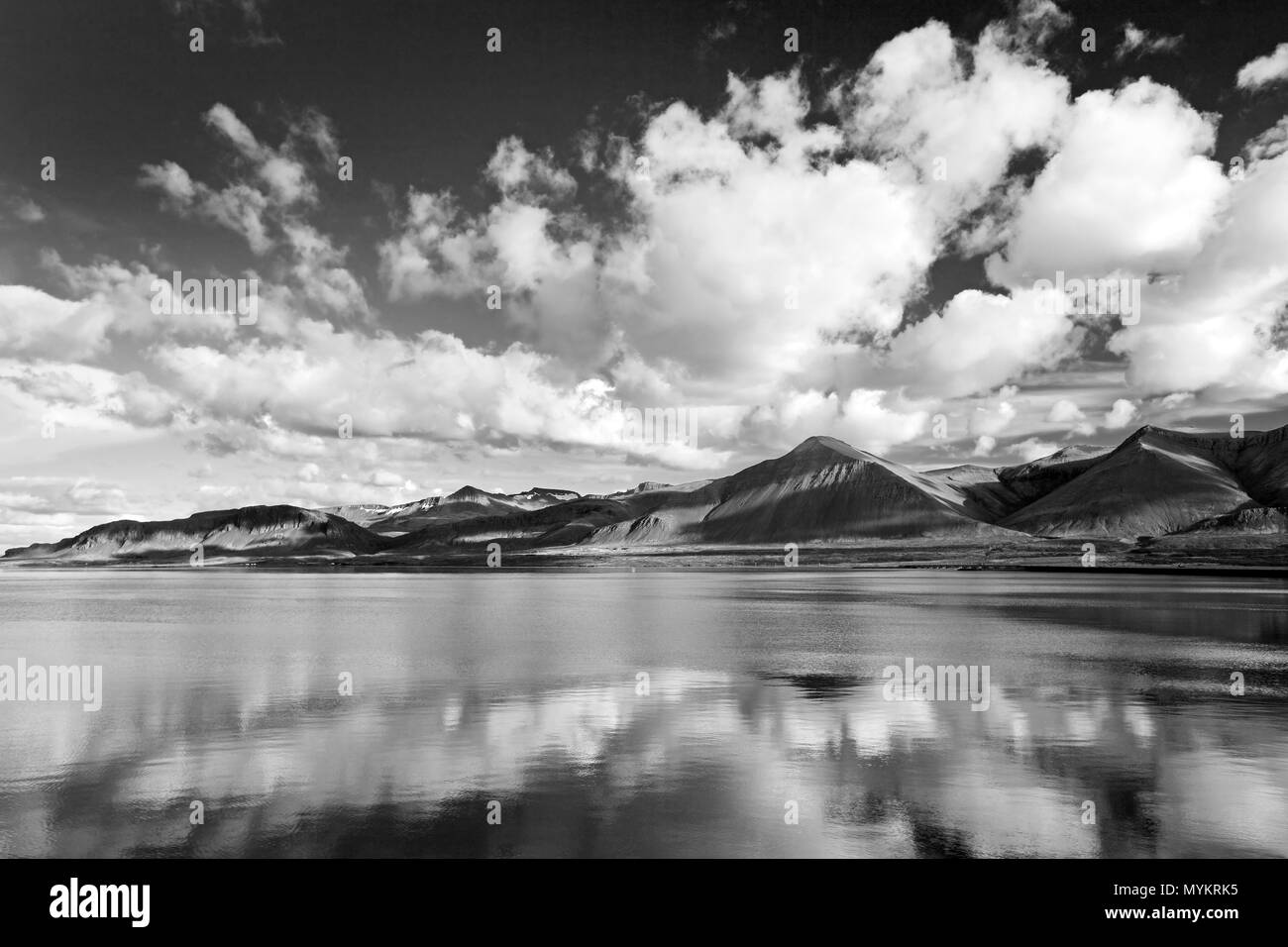 Fjord Borgarfjördur, monochrome, près de Borganes, nord-est de l'Islande Banque D'Images