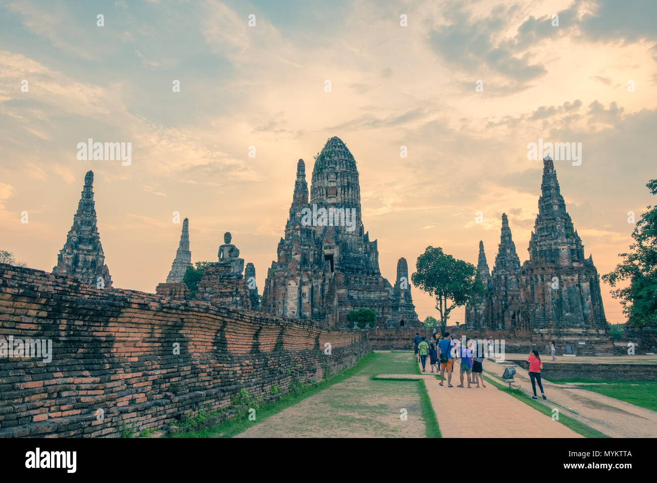 Wat Chaiwatthanaram à touristes, temple bouddhiste, le Parc historique d'Ayutthaya, Thaïlande, au coucher du soleil Banque D'Images