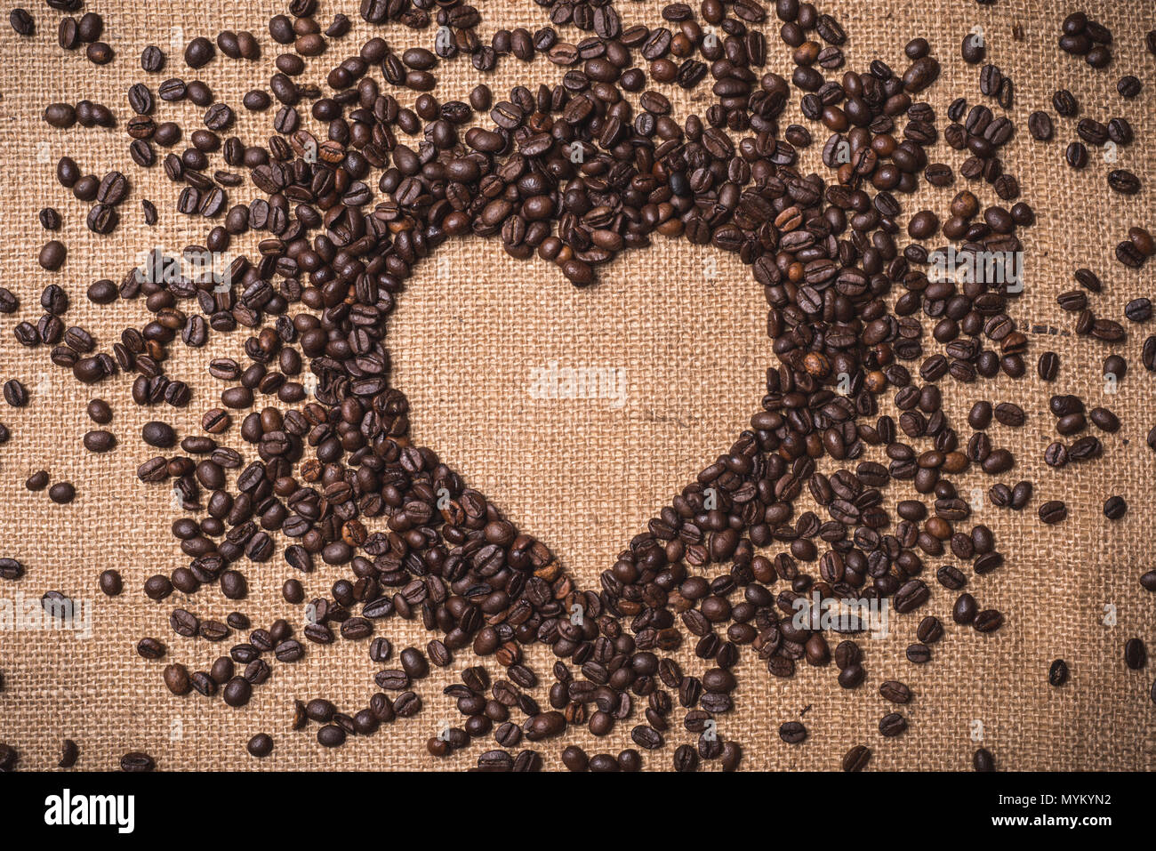 Vue de dessus les grains de café en forme de coeur sur textile juta Banque D'Images