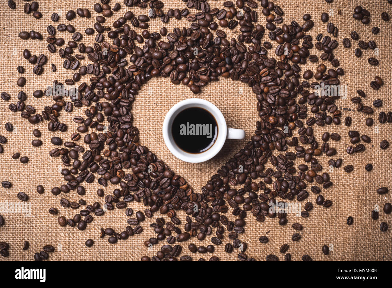 Vue de dessus les grains de café en forme de coeur sur textile juta Banque D'Images