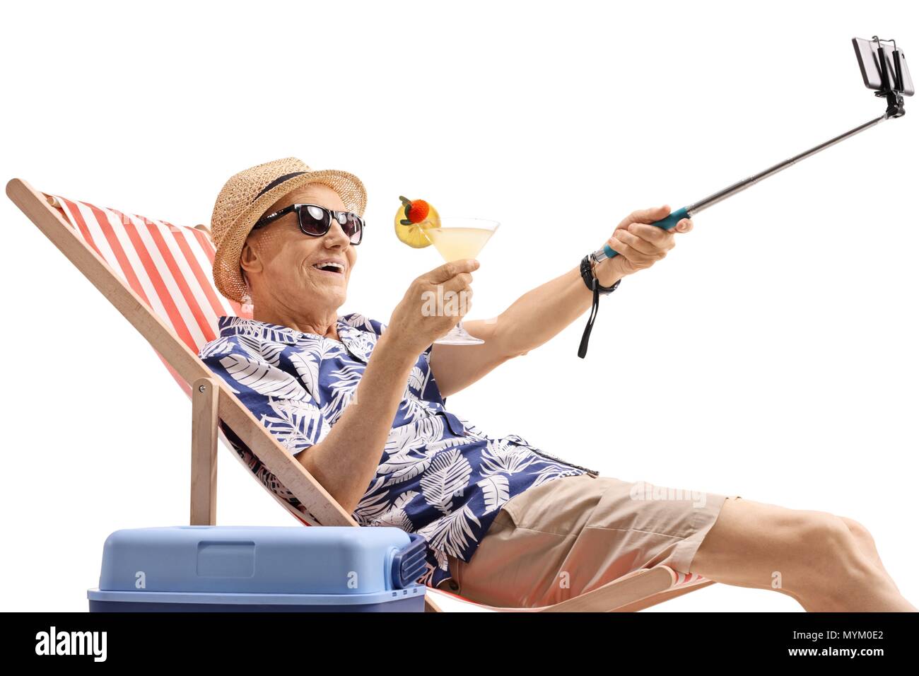 Personnes âgées touriste avec un cocktail assis dans un transat et en  tenant un bâton avec un selfies isolé sur fond blanc Photo Stock - Alamy