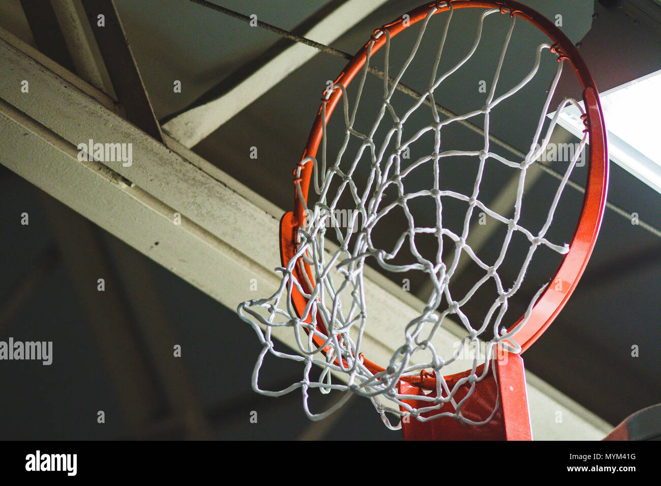 Un panier de basket-ball et rétracté en place pour l'entreposage net Banque D'Images