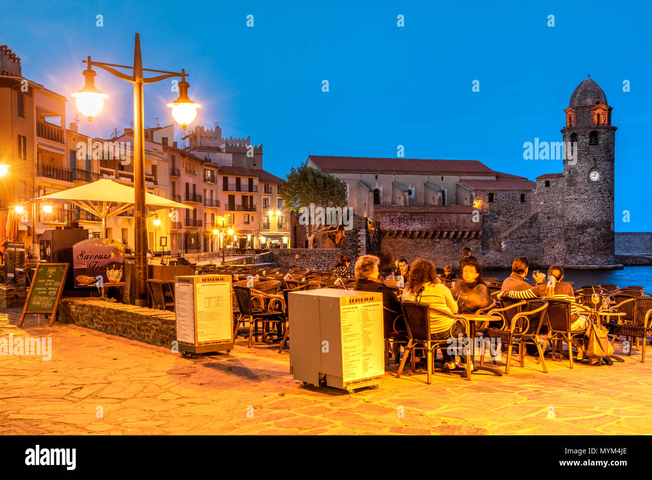 Café en plein air sur la plage, Collioure, Pyrénées-Orientales, France Banque D'Images