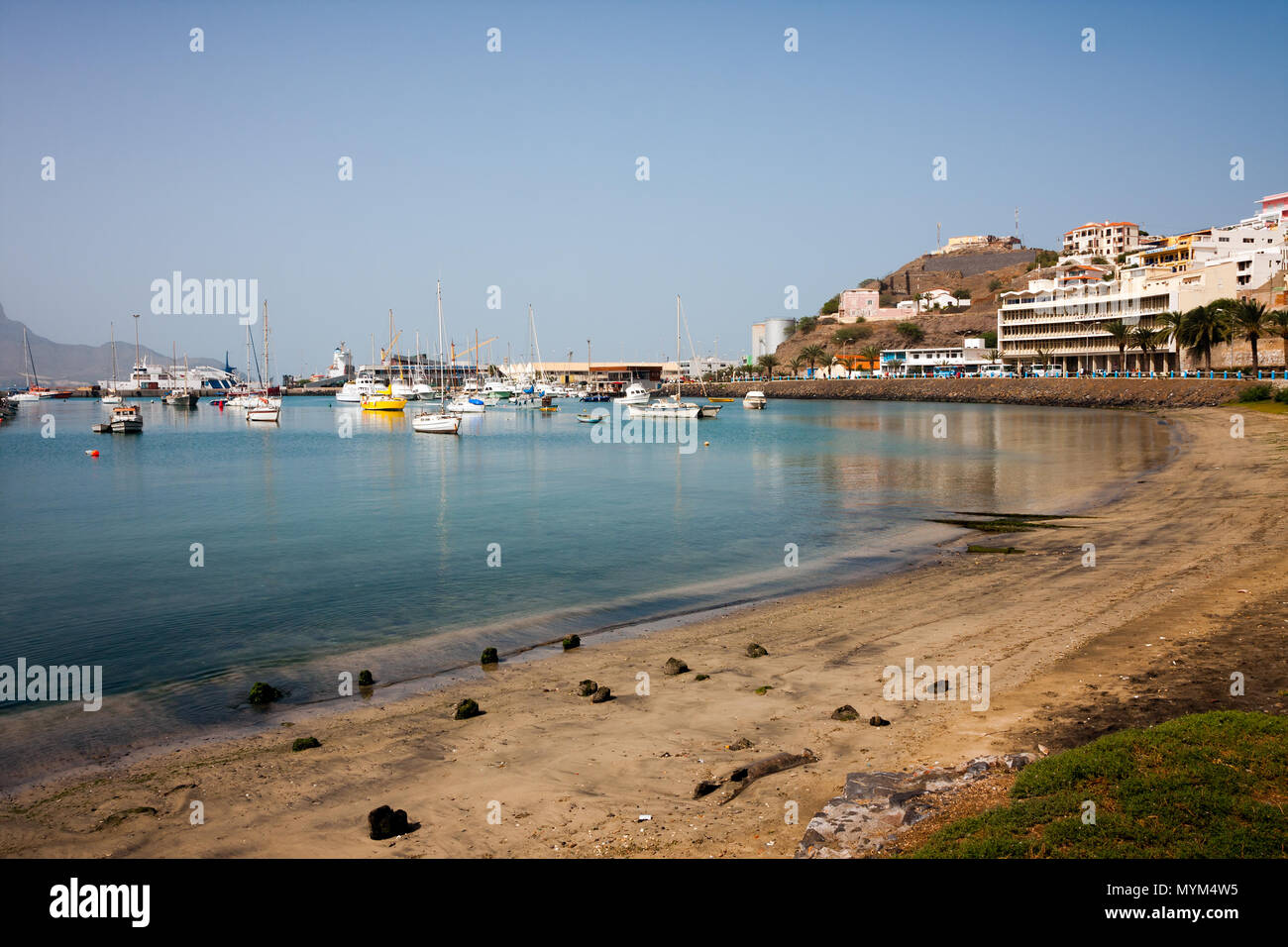 MINDELO, CAP VERT - Décembre 07, 2015 : Bateaux et yachts dans la marina de l'île de Sao Vicente. Visible Fortim do Rei et port maritime a l'agence Banque D'Images