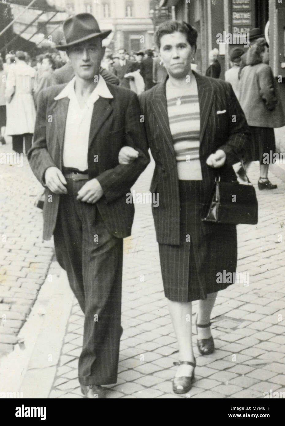Couple en train de marcher dans les rues, Italie 1940 Banque D'Images